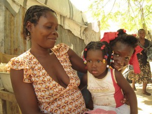 Marguerite Ulysse, 37 anni, con Soraya, 12 e Neika, che compirà due anni il 14 gennaio. Neika è nata in un campo sfollati due giorni dopo il sisma.Credits: Caroline Gluck/ Oxfam