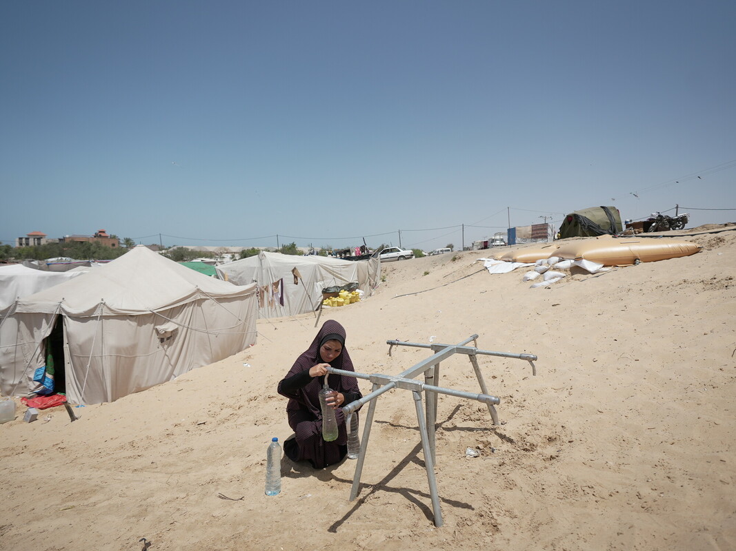 Duaa mentre attinge l’acqua dalle fontanelle installate nel campo di Al Mawasi. Alef Multimedia/Oxfam