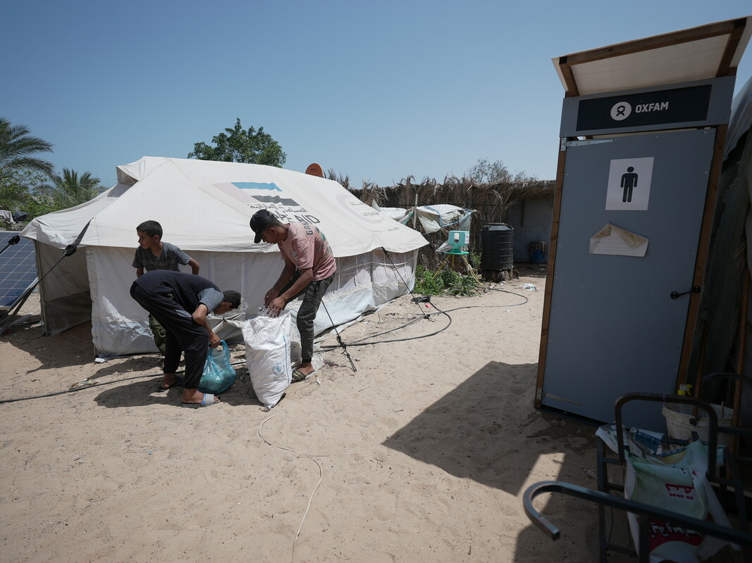 Le latrine che abbiamo installato sono accessibili a tutte e tutti, e sono posizionate in punti ben visibili e centrali dei campi per sfollati. Foto: Alef Multimedia Company/Oxfam 