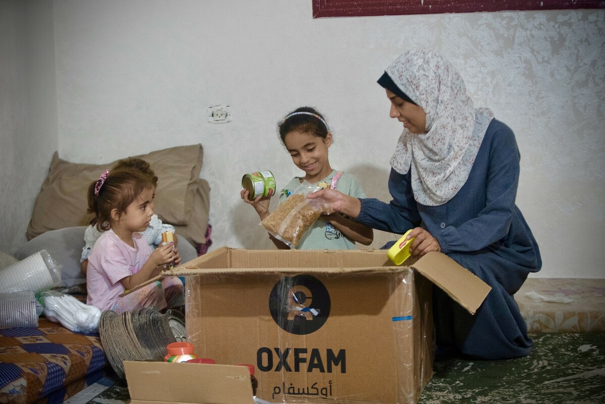 La famiglia di Duaa è tra le migliaia di famiglie che hanno ricevuto pacchi di alimenti secchi. Foto: Alef Multimedia Company/ Oxfam 