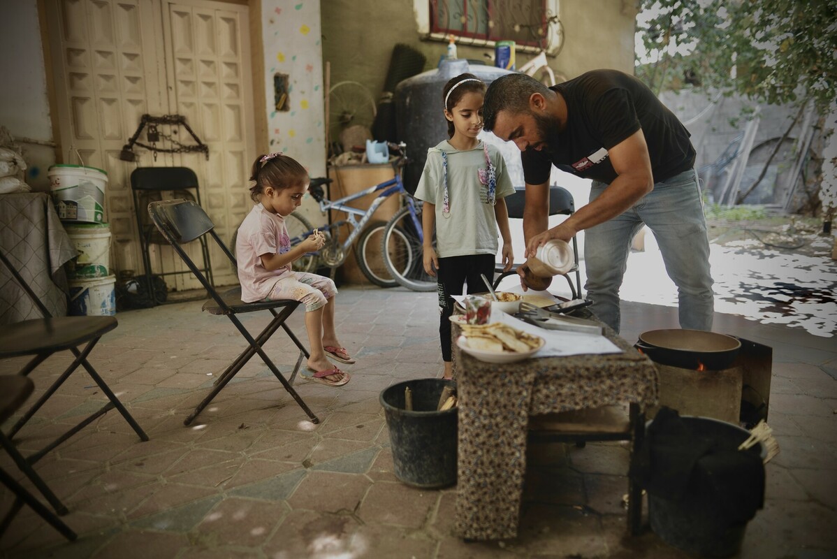 Raed, il marito di Duaa, si ingegna con quel poco che ha a disposizione per preparare da mangiare per i suoi figli. Foto: Alef Multimedia Company/ Oxfam 