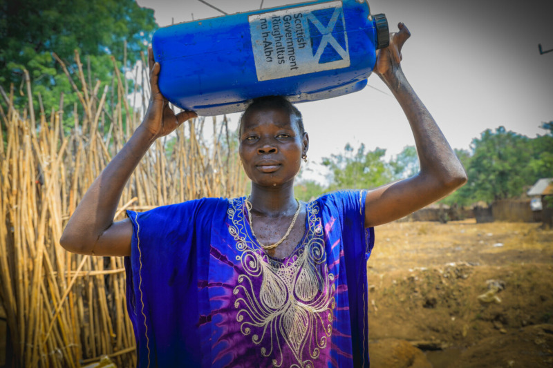 Adugk, 35 anni, è fuggito dal conflitto in Sud Sudan per trovare rifugio a Gambella. Con l’aiuto di Oxfam riesce ad accedere e raccogliere facilmente l’acqua