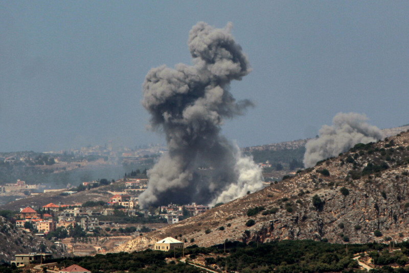 Il fumo dei pesanti raid aerei israeliani si alza dal villaggio di Arab Salim, nel Libano meridionale; Israele ha lanciato potenti attacchi aerei su gran parte del Libano meridionale.