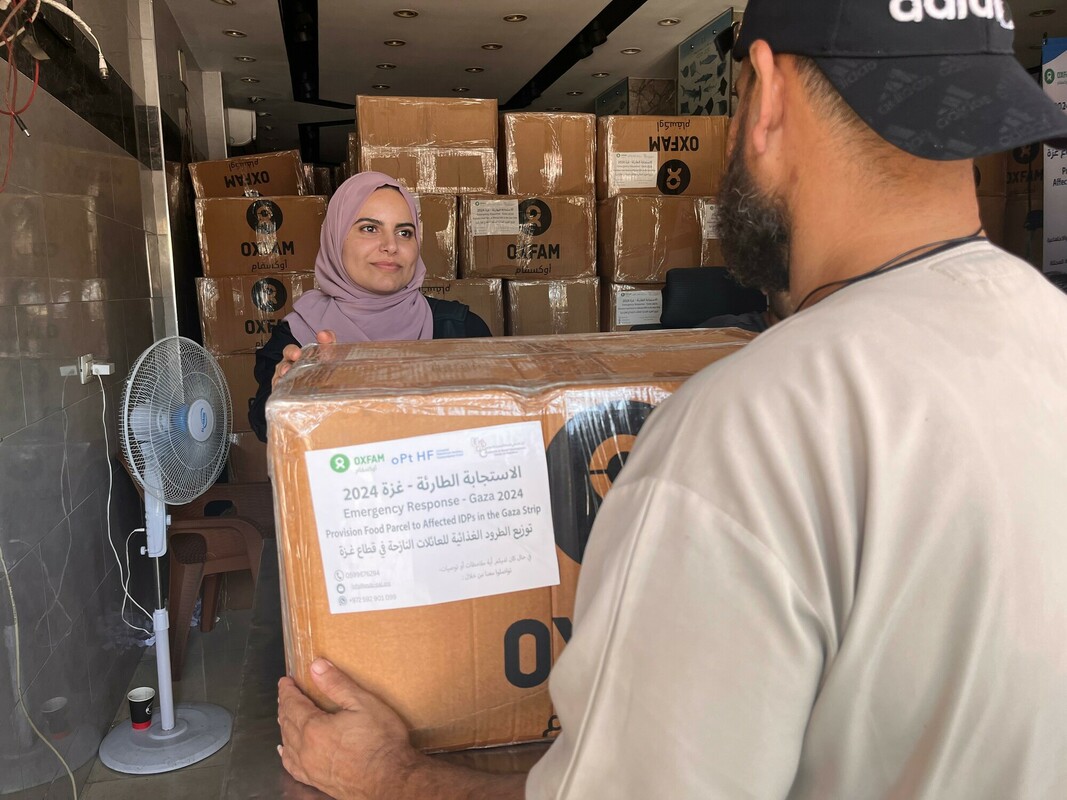 La consegna di pacchi di cibo in una comunità a Nord di Gaza. Foto: Jomana Elkhalili /Oxfam 