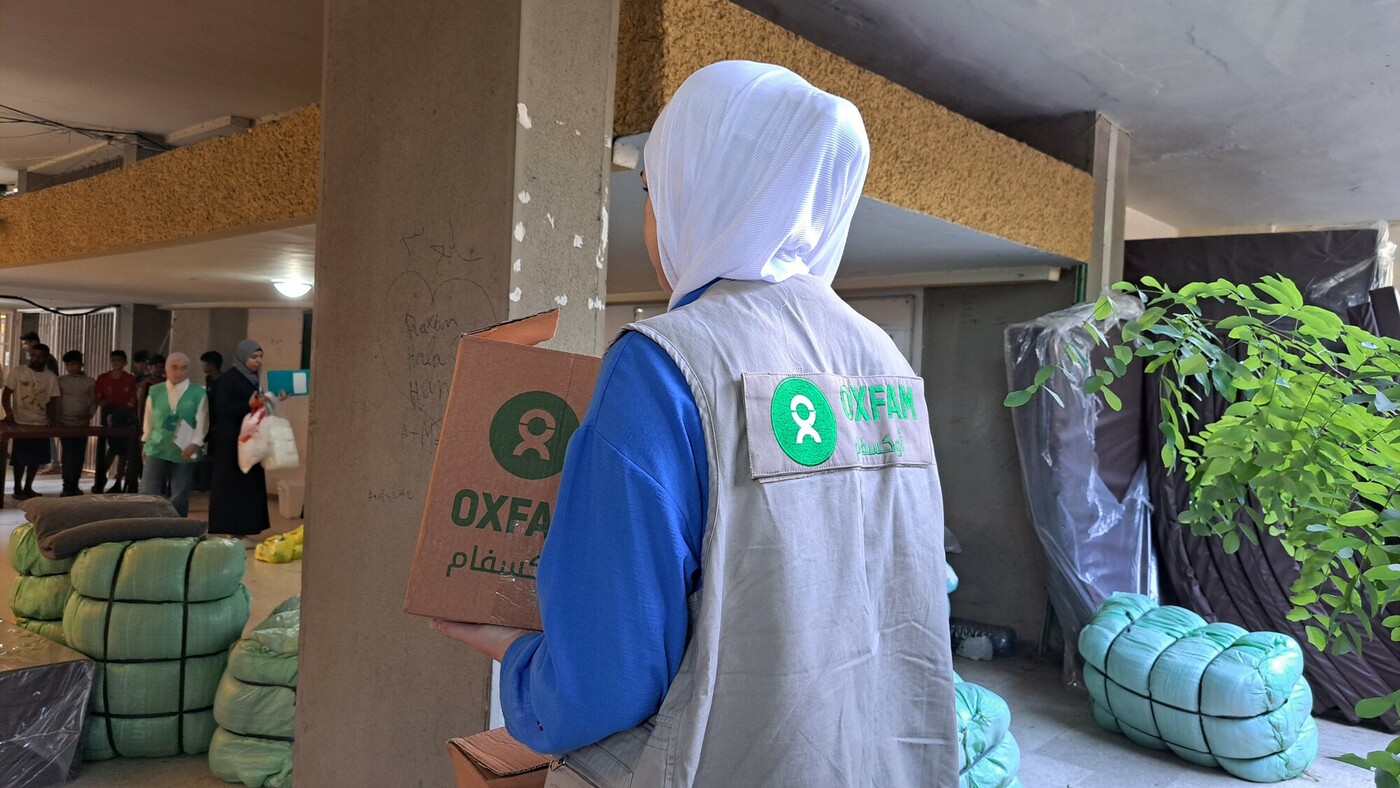 Un collega di Oxfam distribuisce kit per la gestione dell'igiene mestruale in un rifugio collettivo per sfollati nel Libano settentrionale