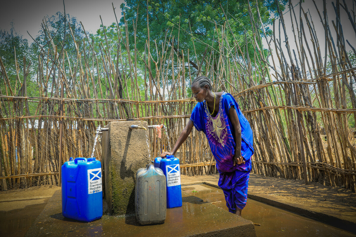 Adugk, una rifugiata sud sudanese, utilizza una delle pompe installate nell’insediamento di Pinyudo. Foto: Liban Hailu/ Oxfam 