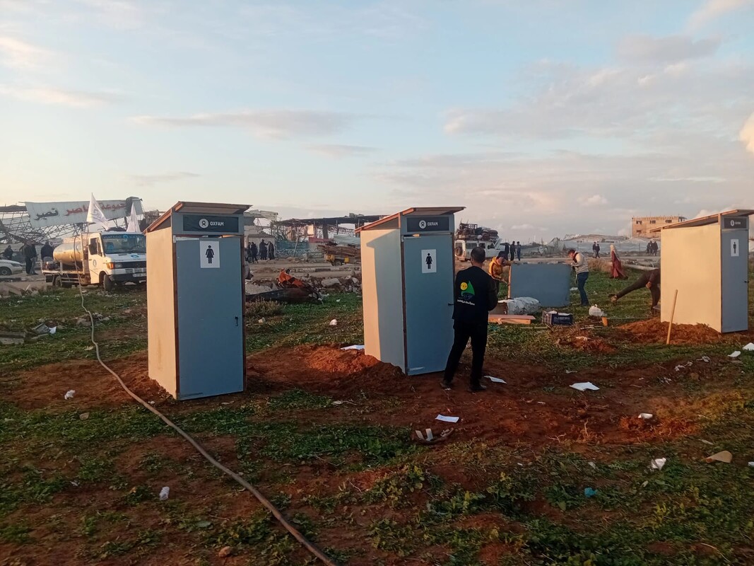 Per venire incontro alle necessità delle persone che stanno affrontando lunghi tragitti a piedi per tornare alle proprie case, sulla via da Deir Al Balah a Gaza City abbiamo installato latrine e punti di distribuzione dell’acqua. Foto: Ghada Alhaddad/Oxfam 