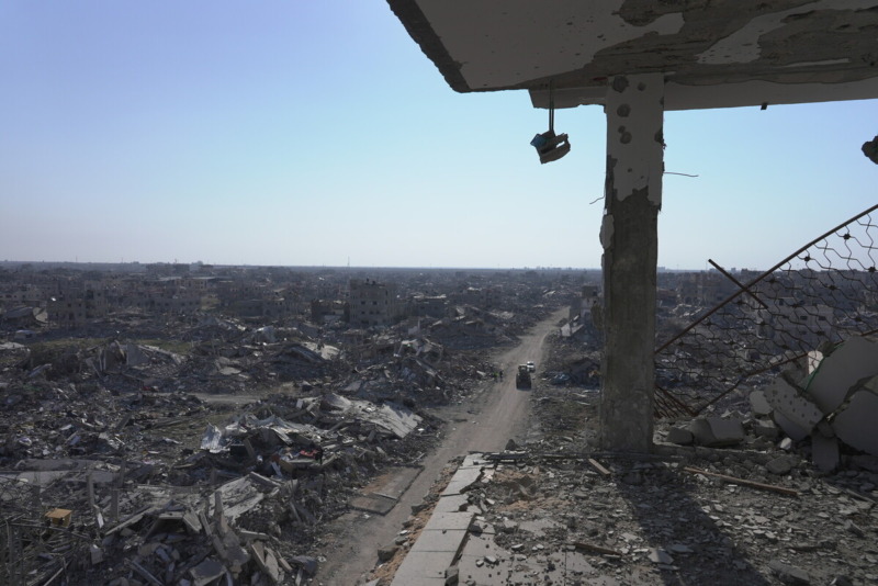 Veduta di Gaza distrutta circondata da macerie