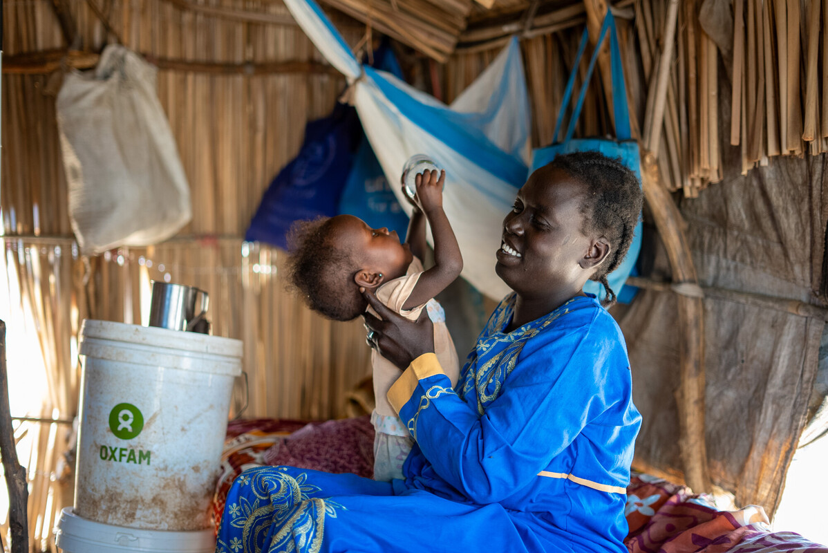 Ayul Ajak, 33 anni, madre ipovedente di sei figli, gioca con suo figlio nella sua casa di fortuna a Renk, nel Sudan del Sud, dopo essere fuggita dalla sua casa in Sudan